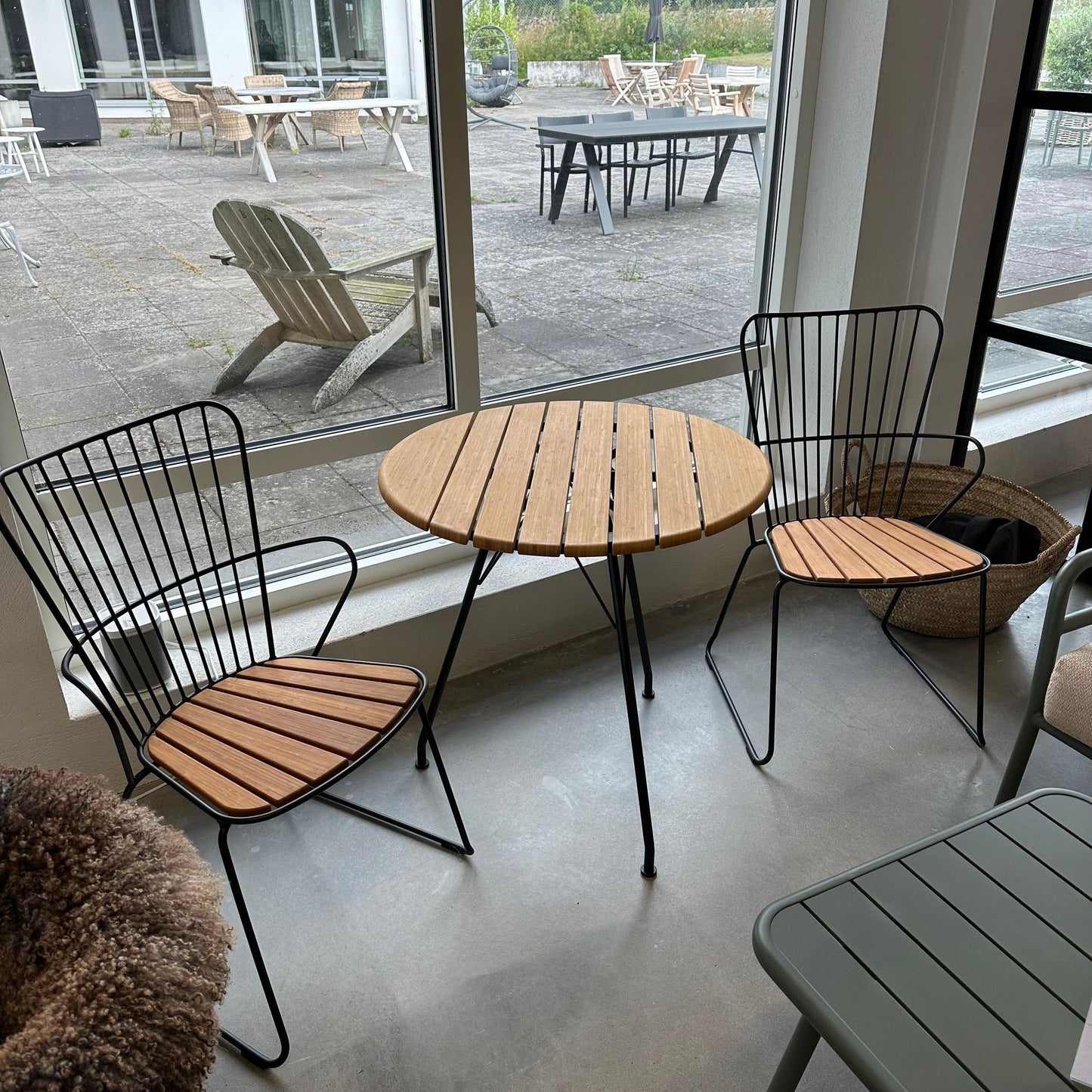 Skyltex: Circum cafébord Ø74×H74 cm + 2 st Paon karmstol – Svart