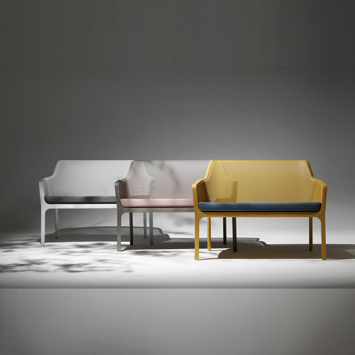 Nardi Net Bench parksoffa i bianco, tortora och senape med sittdynor – miljöbild