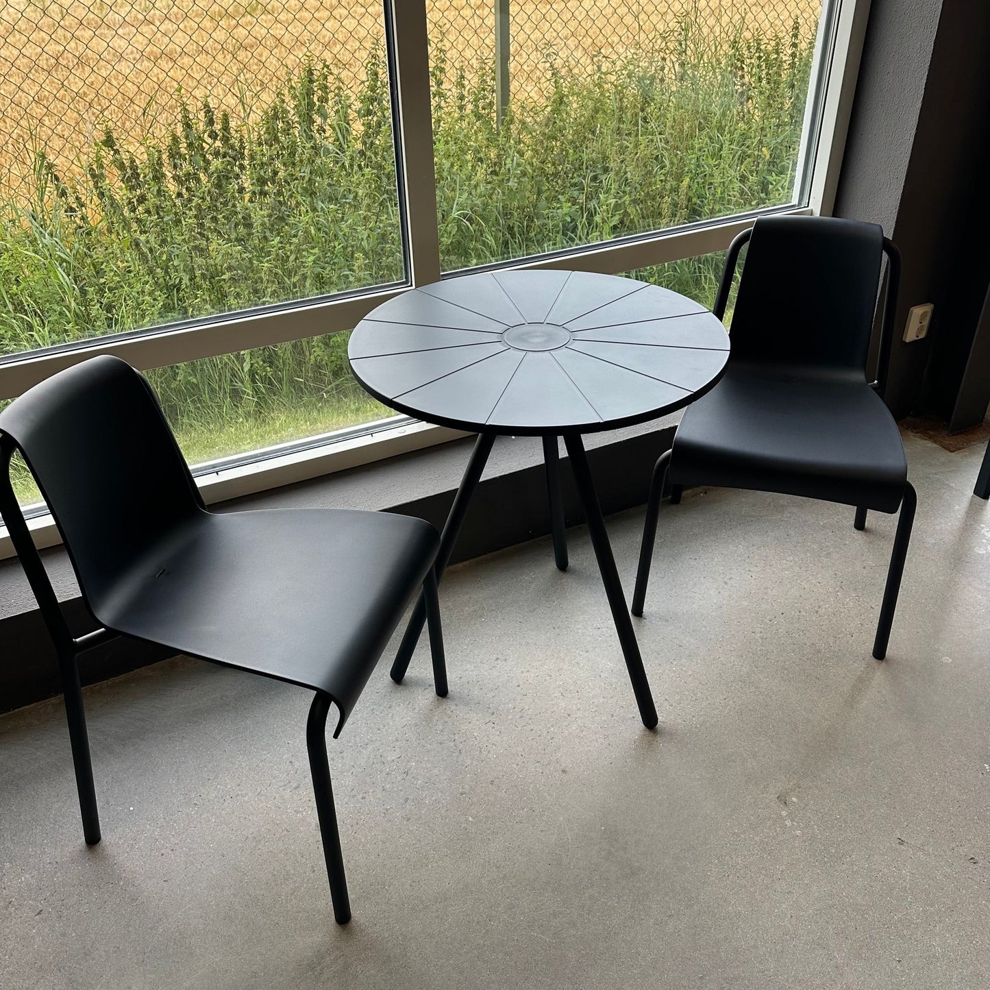 Skyltex: Nami cafébord Ø74×H74 cm + 2 st Nami matstol – Svart