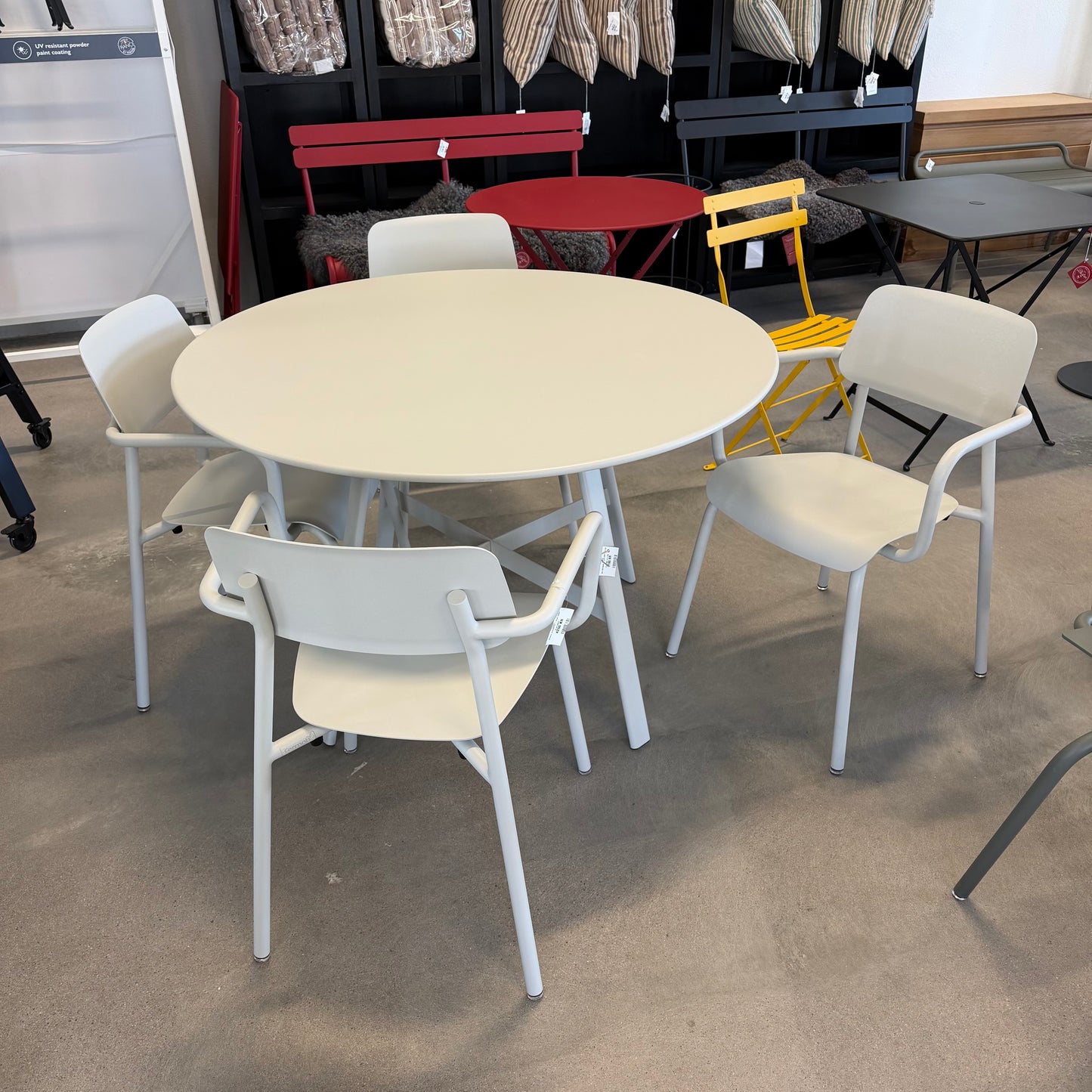 Fermob So-O Matbord Ø117 + 4 Studie Karmstolar – Clay Grey