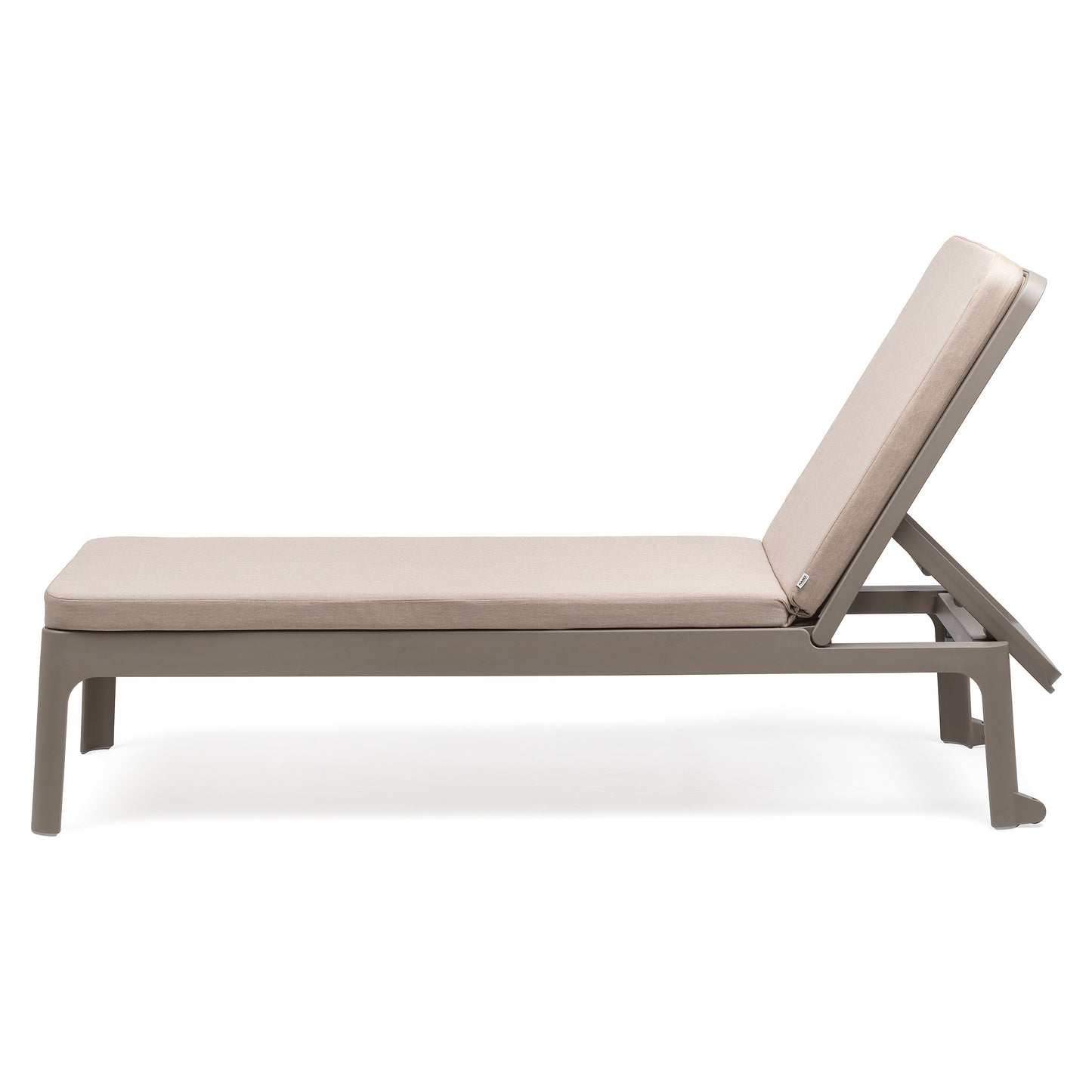 Nardi Plano Dyna i Lino på Plano solsäng med uppfällt ryggstöd