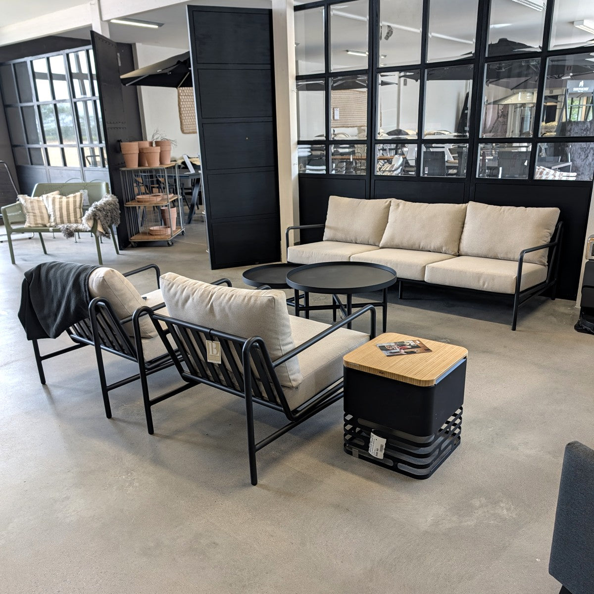 Beam soffgrupp med 3-sitssoffa, två fåtöljer och DuoTray soffbord i Barkåkra Trädgårdsmöblers butik – skyltexemplar