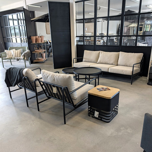 Beam soffgrupp med 3-sitssoffa, två fåtöljer och DuoTray soffbord i Barkåkra Trädgårdsmöblers butik – skyltexemplar