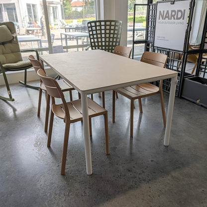 Nardi Piave matbord 160×90 cm i Corda med fyra Cassia bistrostolar i Cappuccino – skyltexemplar hos Barkåkra Trädgårdsmöbler