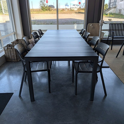Rio förlängningsbart matbord i antracit aluminium fullt utdraget till 280 cm med åtta Cassia karmstolar – skyltexemplar hos Barkåkra Trädgårdsmöbler