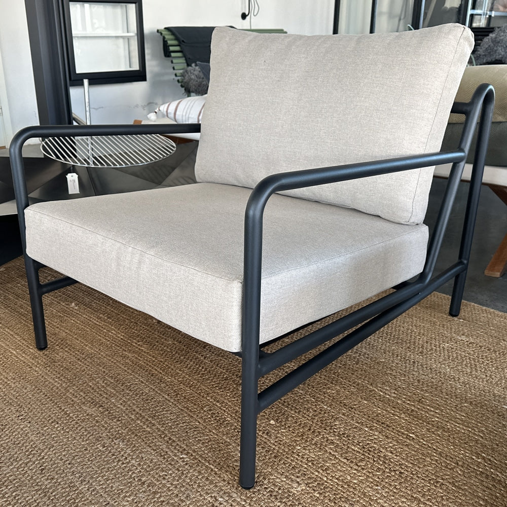 Beam fåtölj i svart aluminium med beige olefindyna