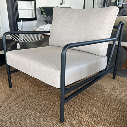 Beam fåtölj i svart aluminium med beige olefindyna