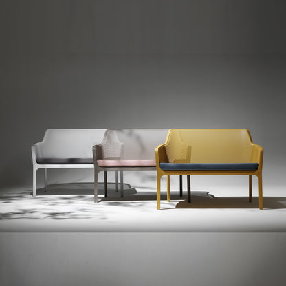 Nardi Net Bench parksoffa i bianco, tortora och senape med sittdynor – miljöbild