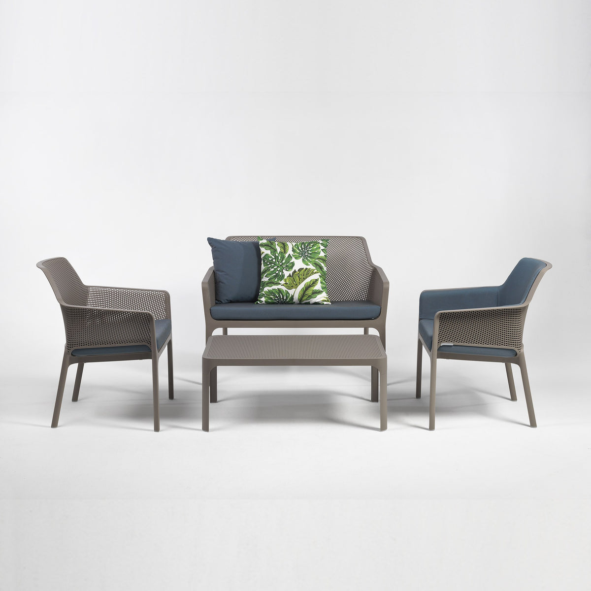 Nardi Net Loungegrupp – Net Bench soffa, två Net Relax loungefåtöljer och Net soffbord 100 i tortora