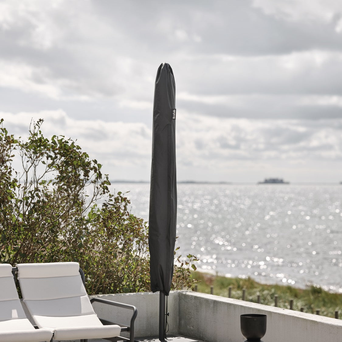Parasollskydd från Brafab på frihängande parasoll vid havet