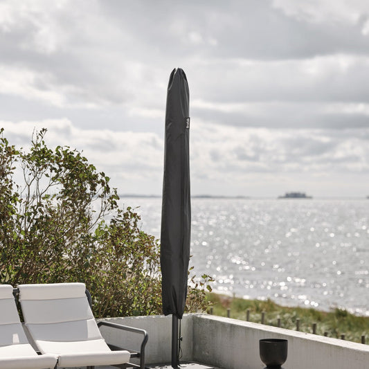 Parasollskydd från Brafab på frihängande parasoll vid havet
