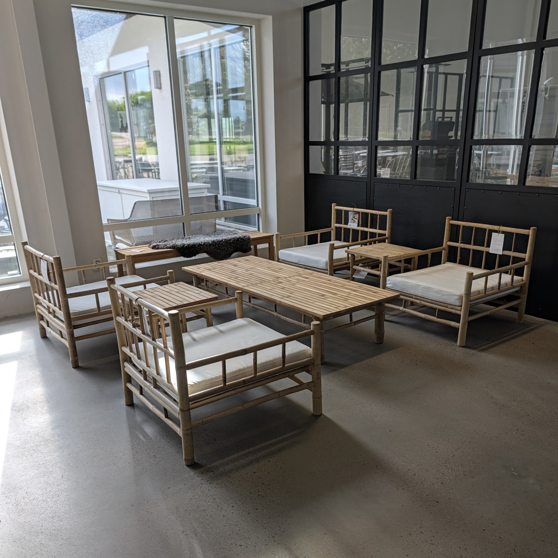 Bambu loungegrupp från Tine K Home uppställd i butiken i Barkåkra – fyra fåtöljer, soffbord 170x70 och sidobord