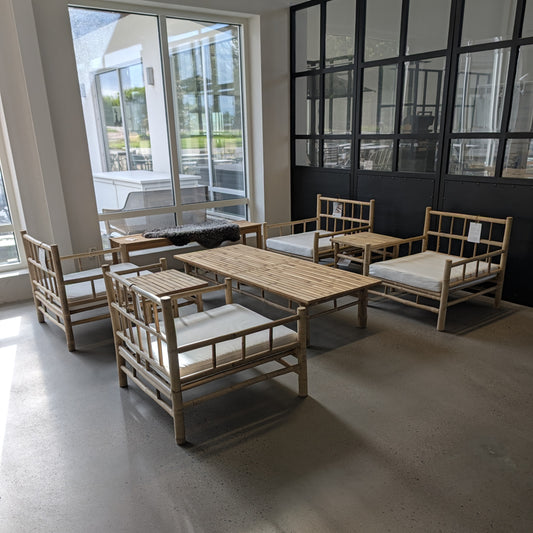 Bambu loungegrupp från Tine K Home uppställd i butiken i Barkåkra – fyra fåtöljer, soffbord 170x70 och sidobord