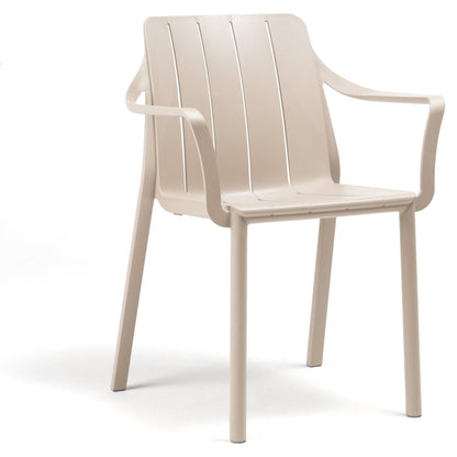 Tiberina karmstol Corda – sandbeige stapelbar matstol från Nardi